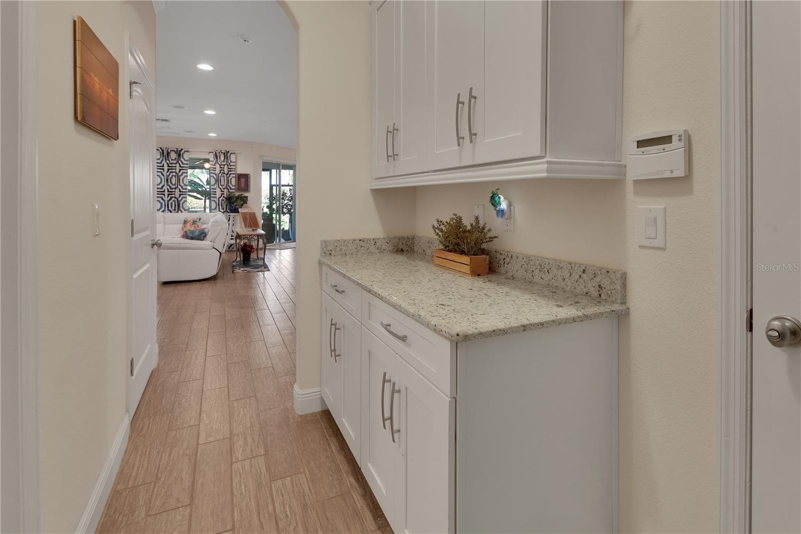 Butler's pantry/Drop Zone - 126 MYRTLEBERRY LN, DELAND