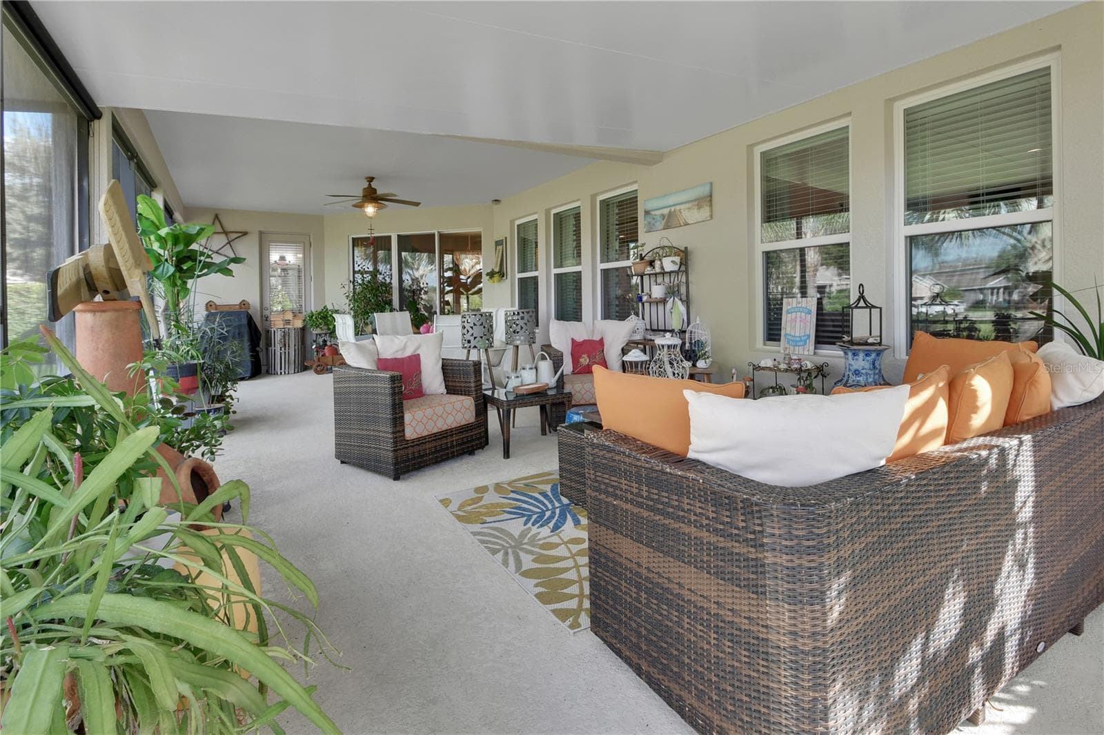 Entertaining in the beautiful lanai is wonderful - 126 MYRTLEBERRY LN, DELAND