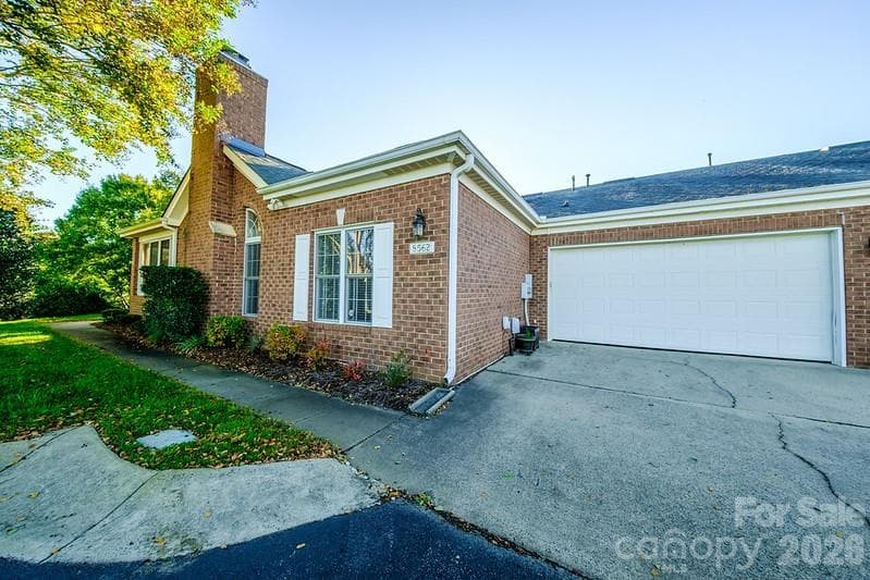 Condominium at 8562 Highland Glen Drive, Charlotte, photo 4 of 24
