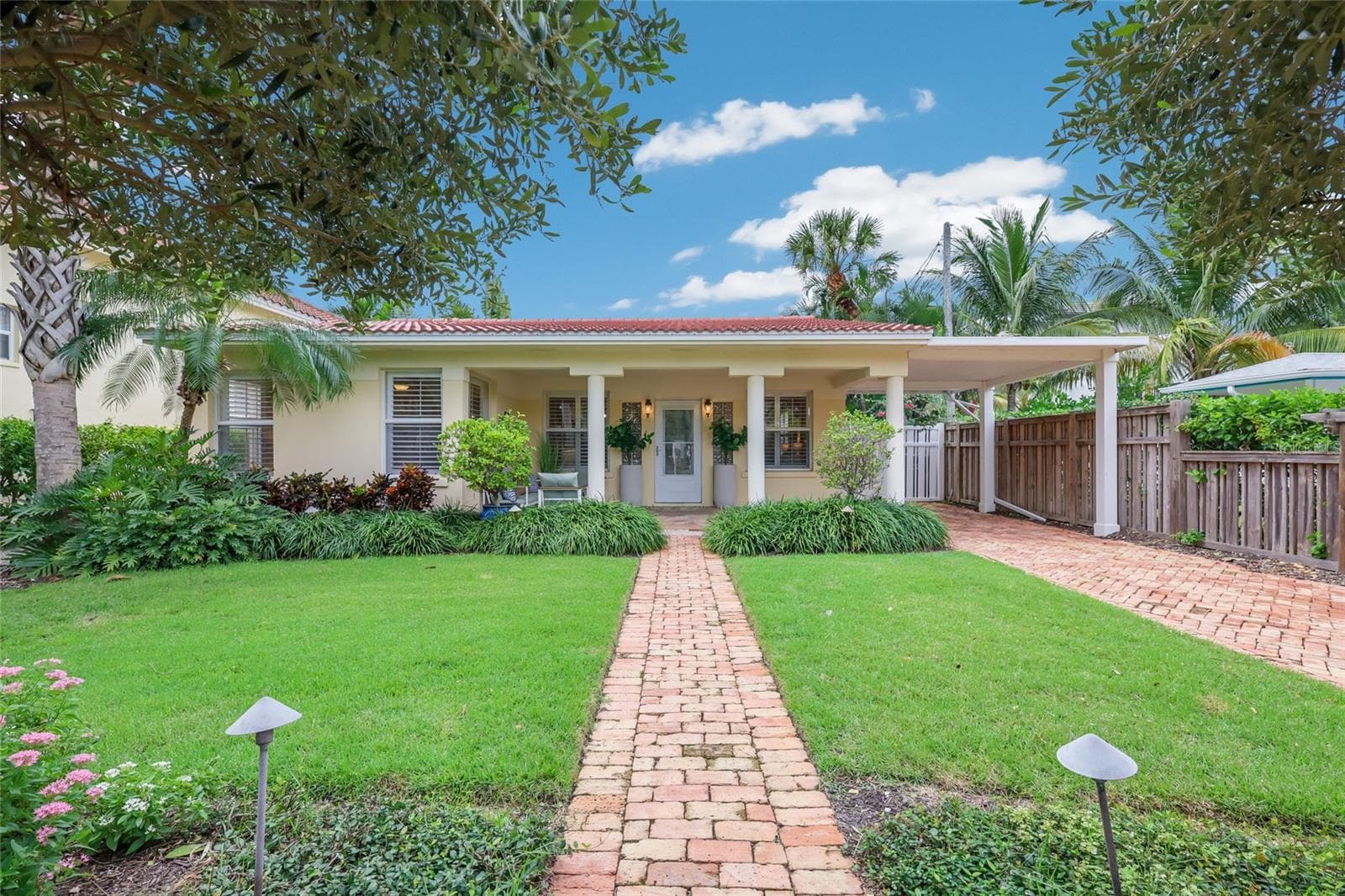 128 S WASHINGTON DR