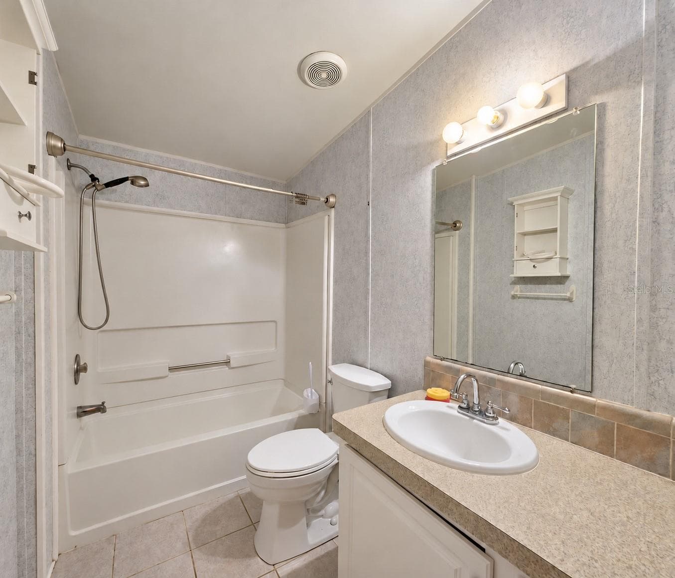 Guest Bath - 1038 BROOKE RD, FORT MEADE