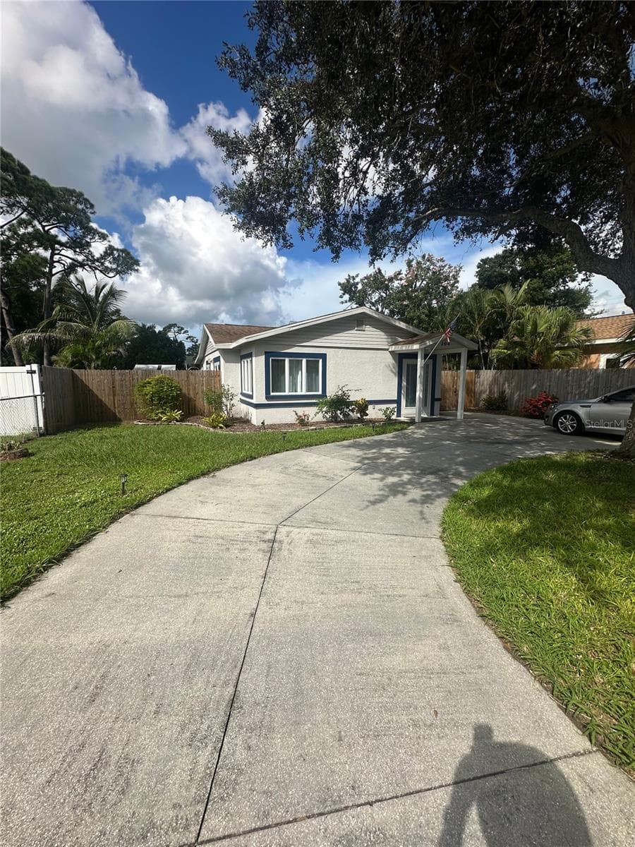CIRCULAR DRIVEWAY - 204 W 36TH ST W, BRADENTON