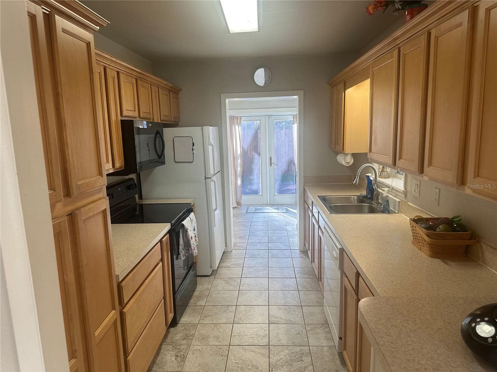 KITCHEN VIEW TO LAUNDRY - 204 W 36TH ST W, BRADENTON