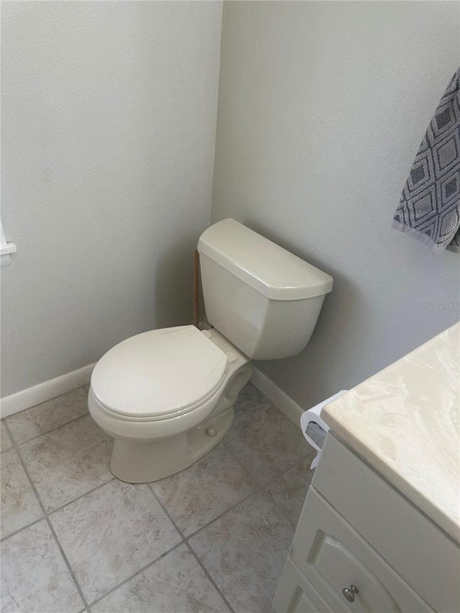 EN SUITE TOILET - 204 W 36TH ST W, BRADENTON