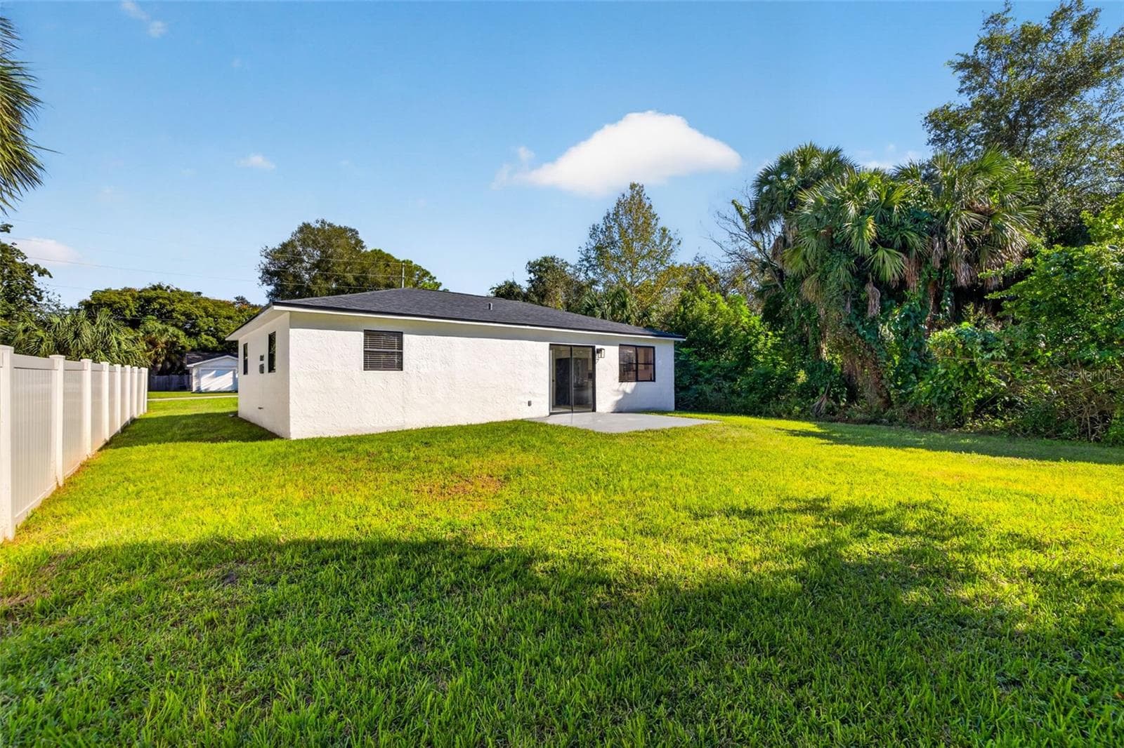 Plenty of room to relax, entertain, or enjoy the Florida sunshine. - 16107 SEA PINES DR, HUDSON