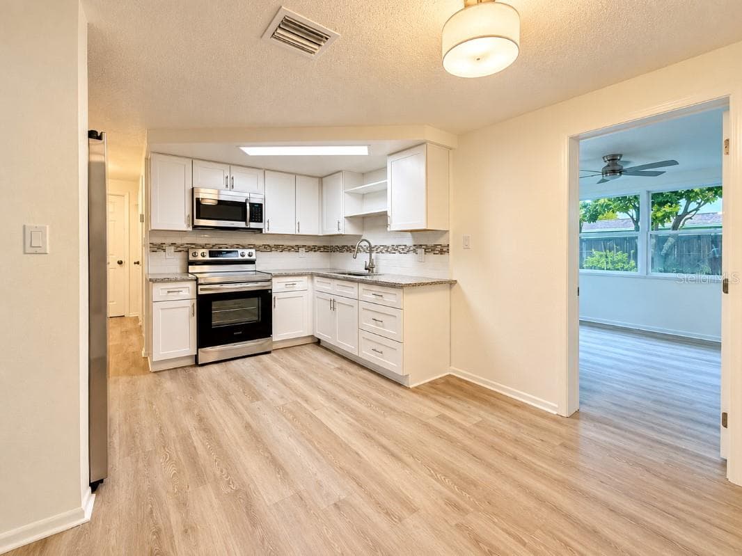 Single Family Residence at 10032 KINGSWOOD LN, PORT RICHEY, photo 5 of 18