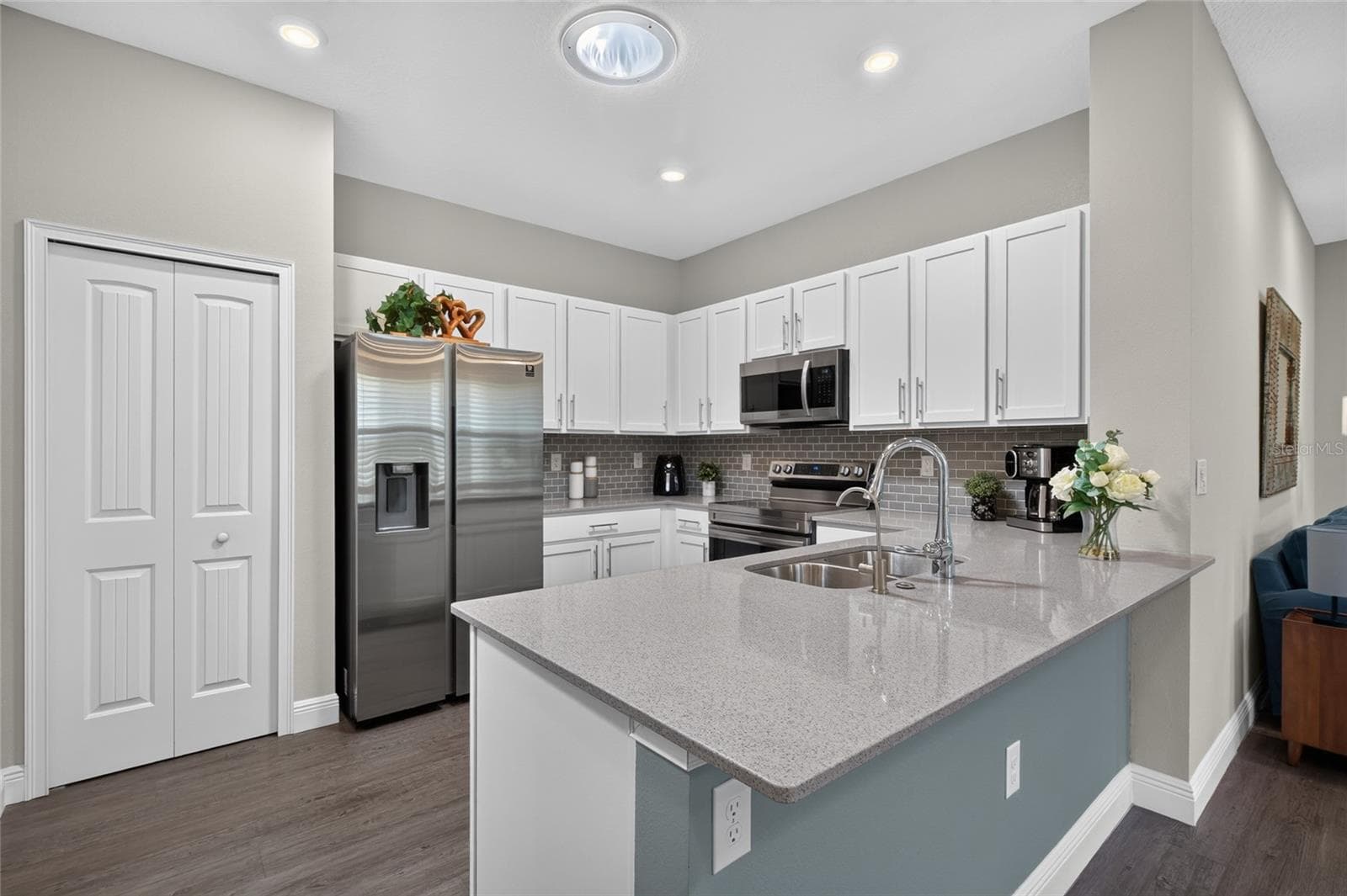 Kitchen with white shaker cabinets, tile backsplash, stainless steel appliances. - 4408 BEDFORD WAY, LEESBURG
