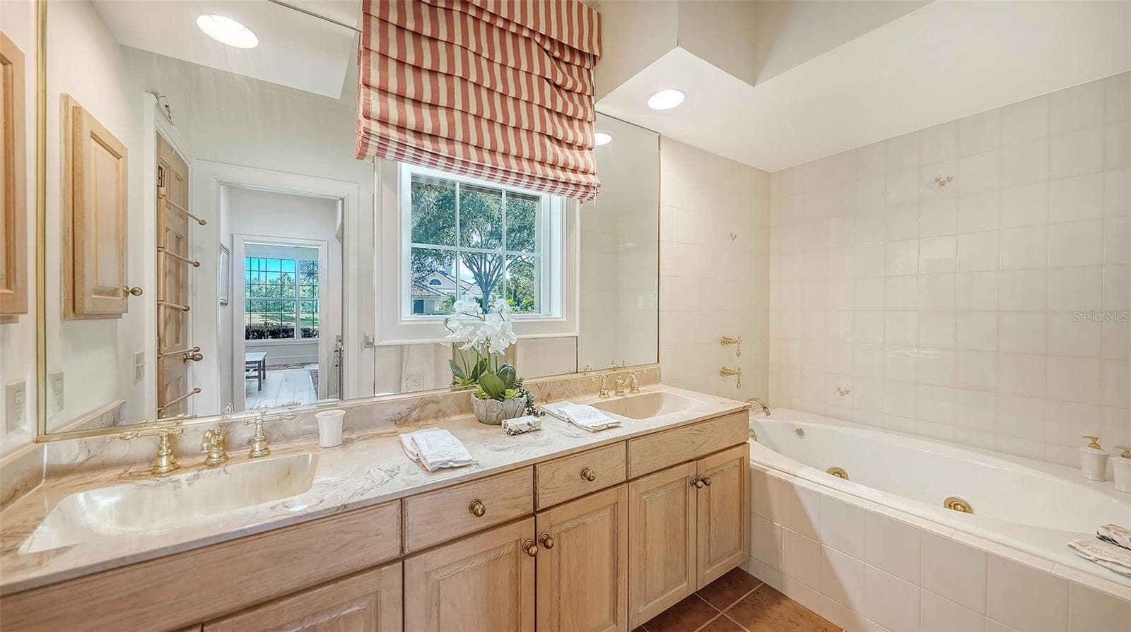 Primary Suite Bath w/ Dual Sinks & Soaking Tub - 227 SAINT JAMES PARK, OSPREY