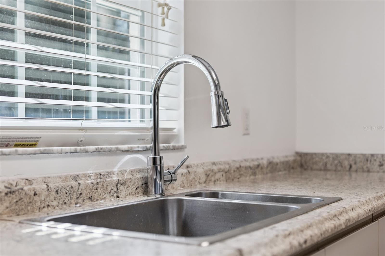 Laminate counters and a modern pull-down faucet - 5246 ROYAL OAK DR, FRUITLAND PARK