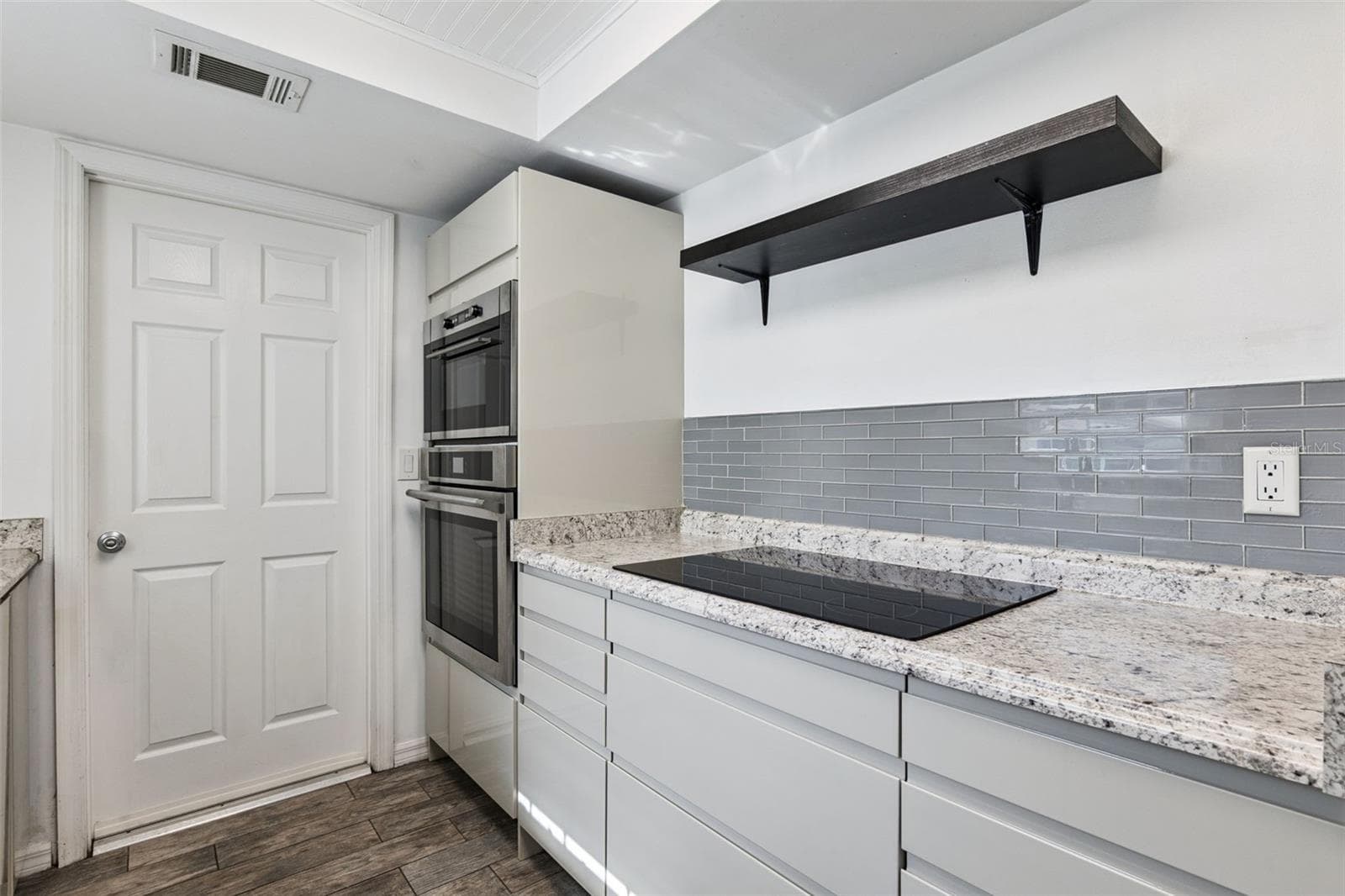 Built-in wall oven and smooth cooktop, a dream setup for the home chef - 5246 ROYAL OAK DR, FRUITLAND PARK