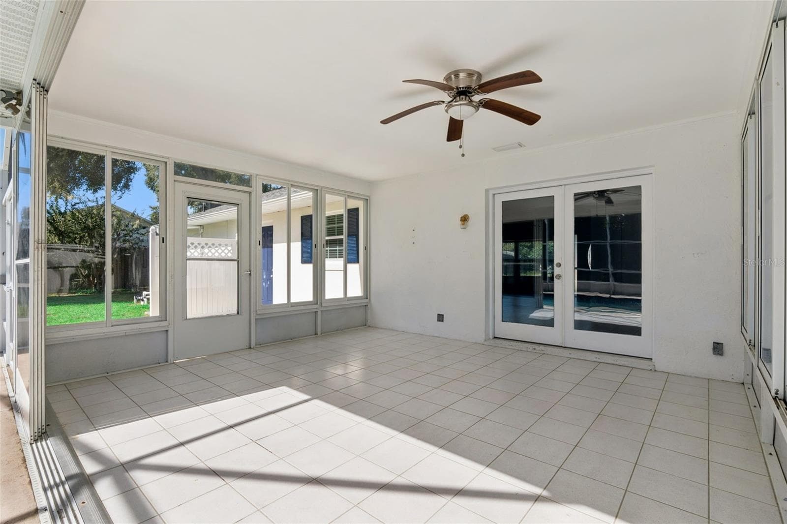 Sunny Florida room with easy-care tile floors - 5246 ROYAL OAK DR, FRUITLAND PARK