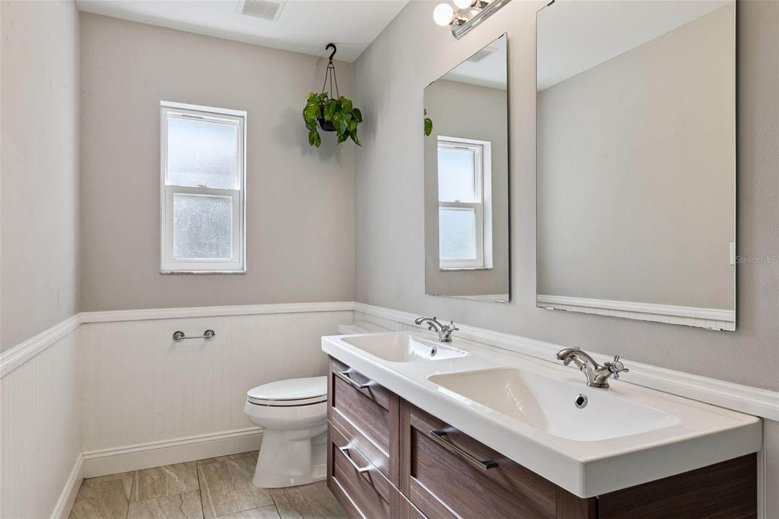 Double vanity with crisp beadboard accents - 5246 ROYAL OAK DR, FRUITLAND PARK
