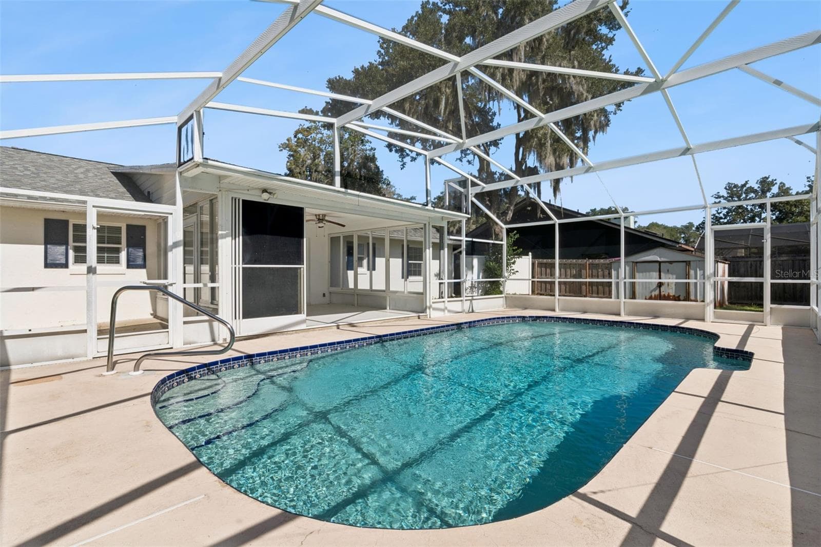 Covered lanai just steps from the water - 5246 ROYAL OAK DR, FRUITLAND PARK