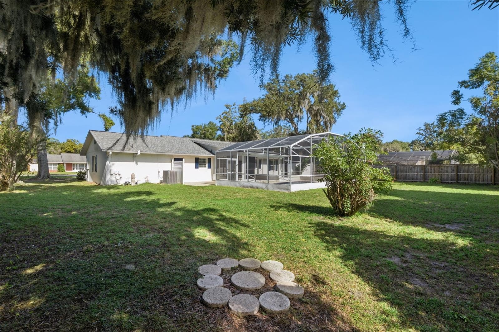 A huge backyard shaded by grand oaks - 5246 ROYAL OAK DR, FRUITLAND PARK