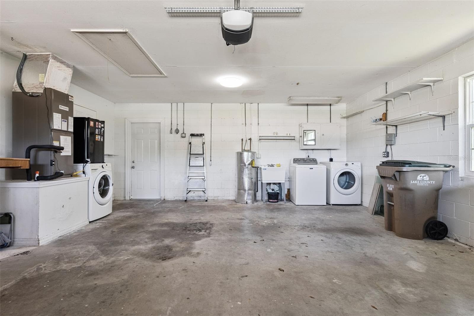 Oversized garage with laundry hookups - 5246 ROYAL OAK DR, FRUITLAND PARK