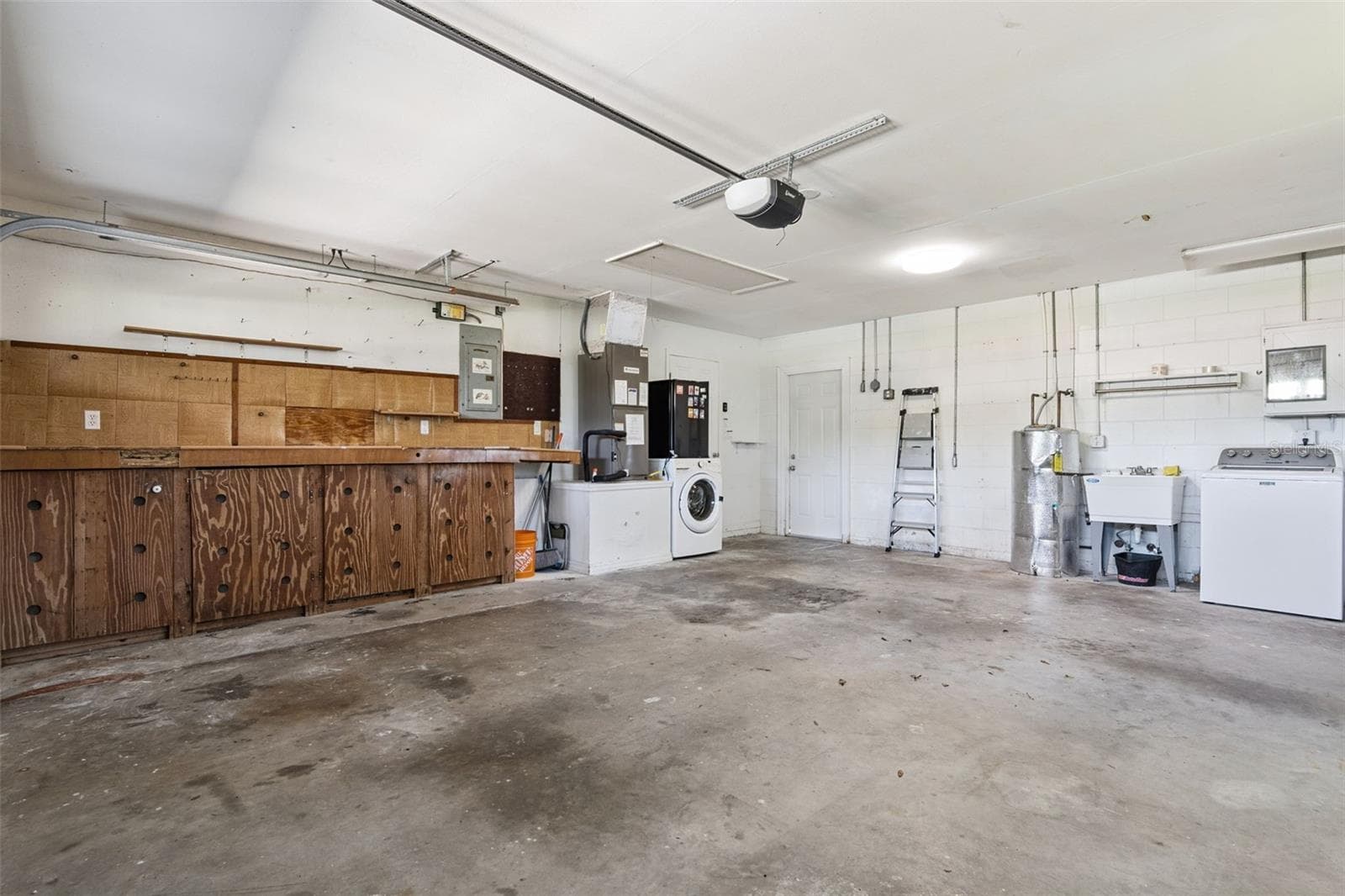 Built-in workbench, made for DIY projects - 5246 ROYAL OAK DR, FRUITLAND PARK