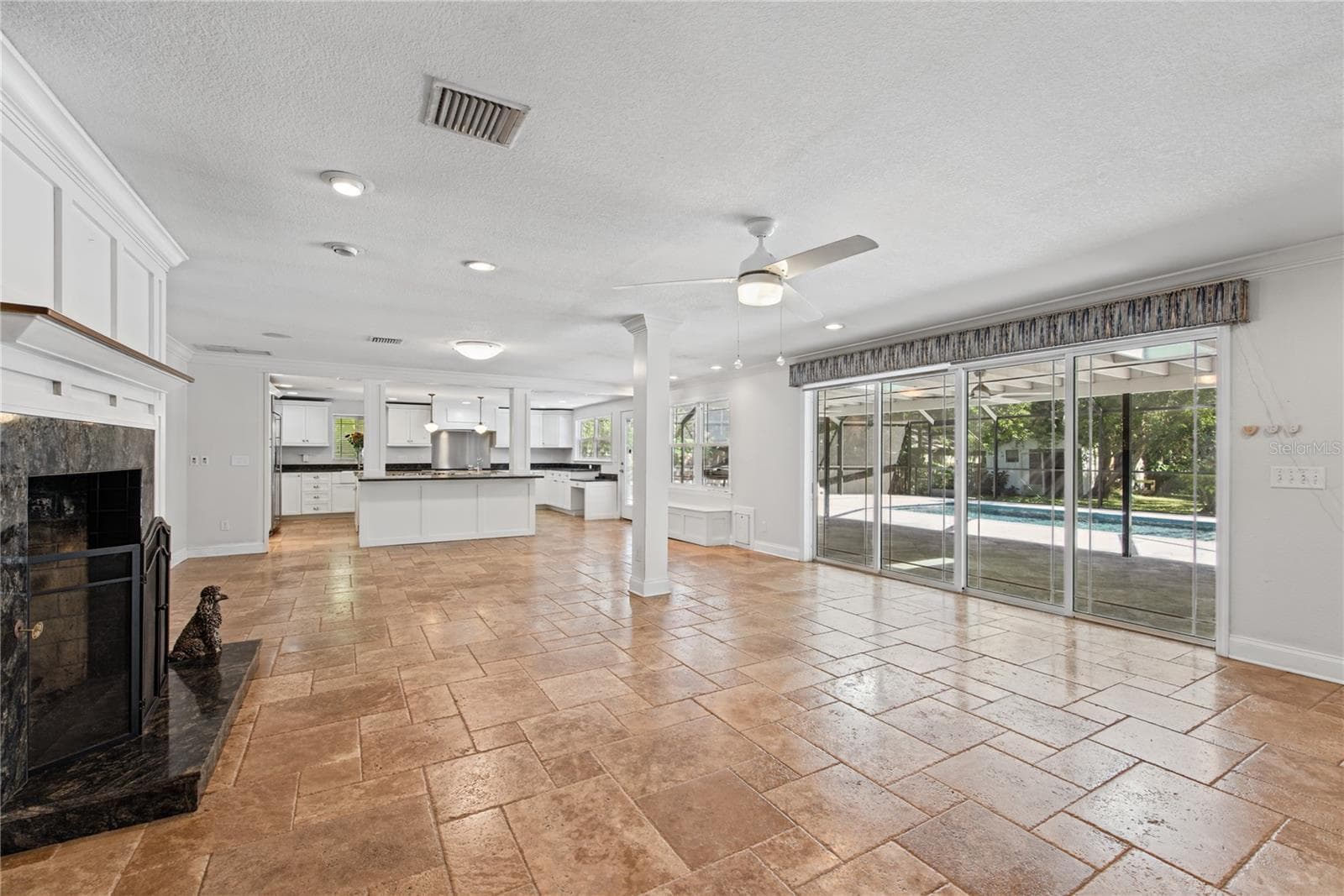 Great room (1) - 1817 N KEENE RD, CLEARWATER