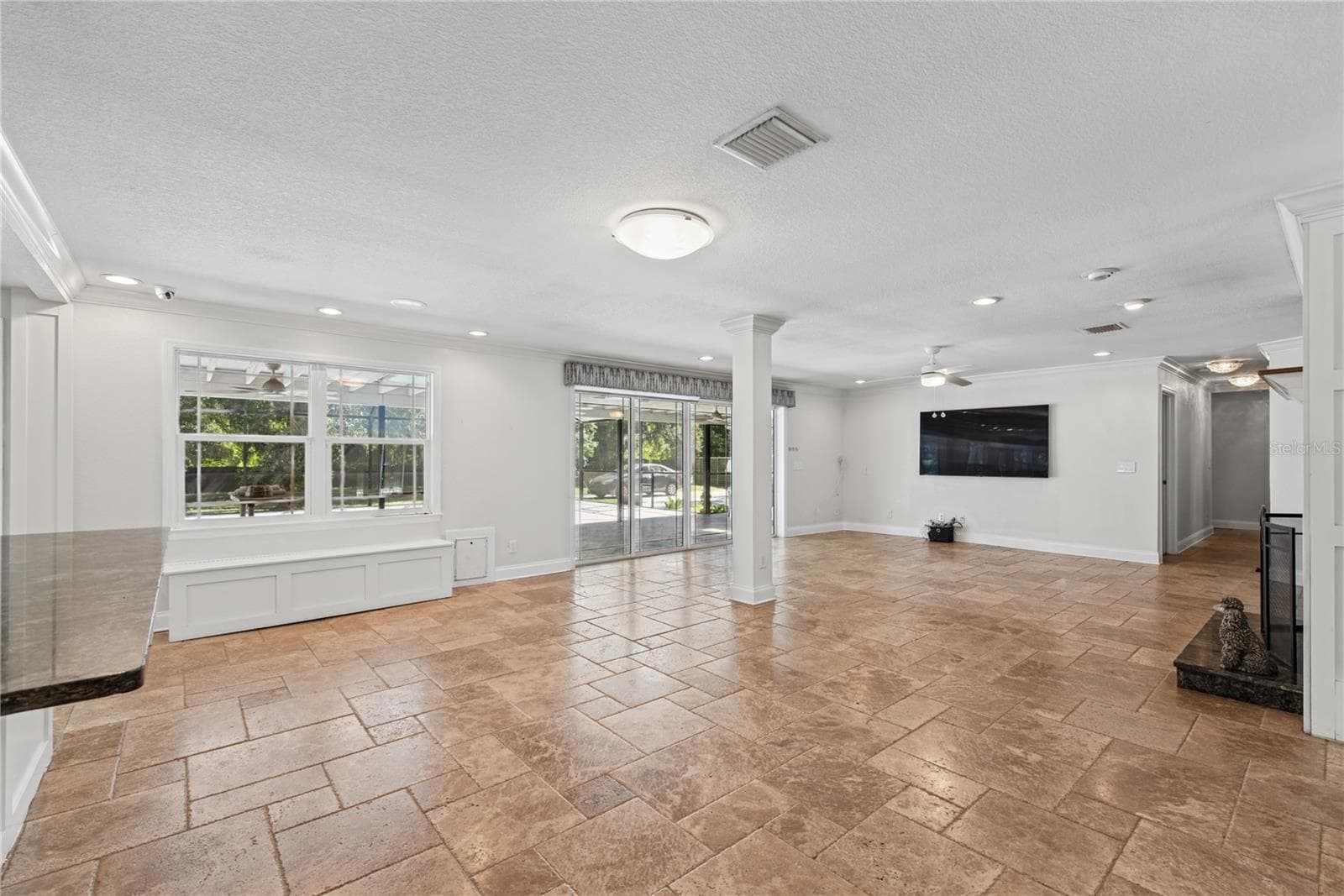 Great room (4) - 1817 N KEENE RD, CLEARWATER