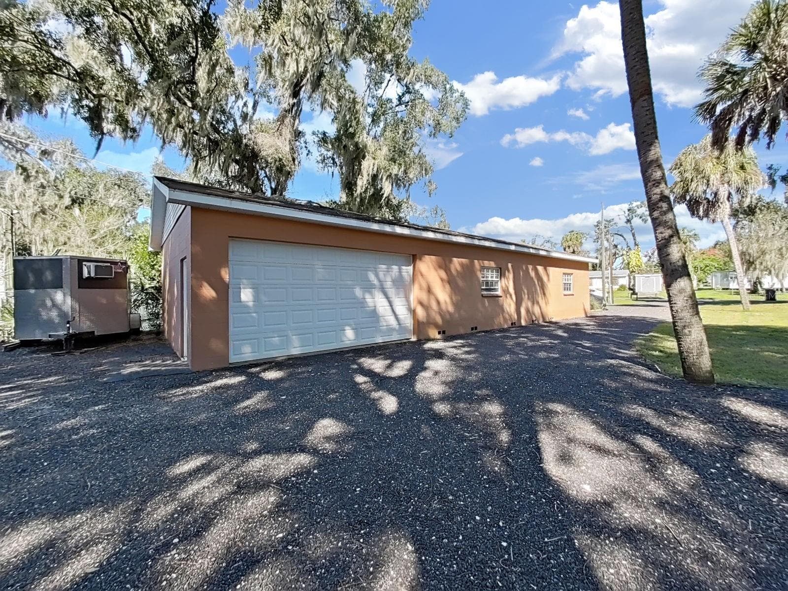 Side View Detached Garage - 4218 ALAFIA BLVD, BRANDON