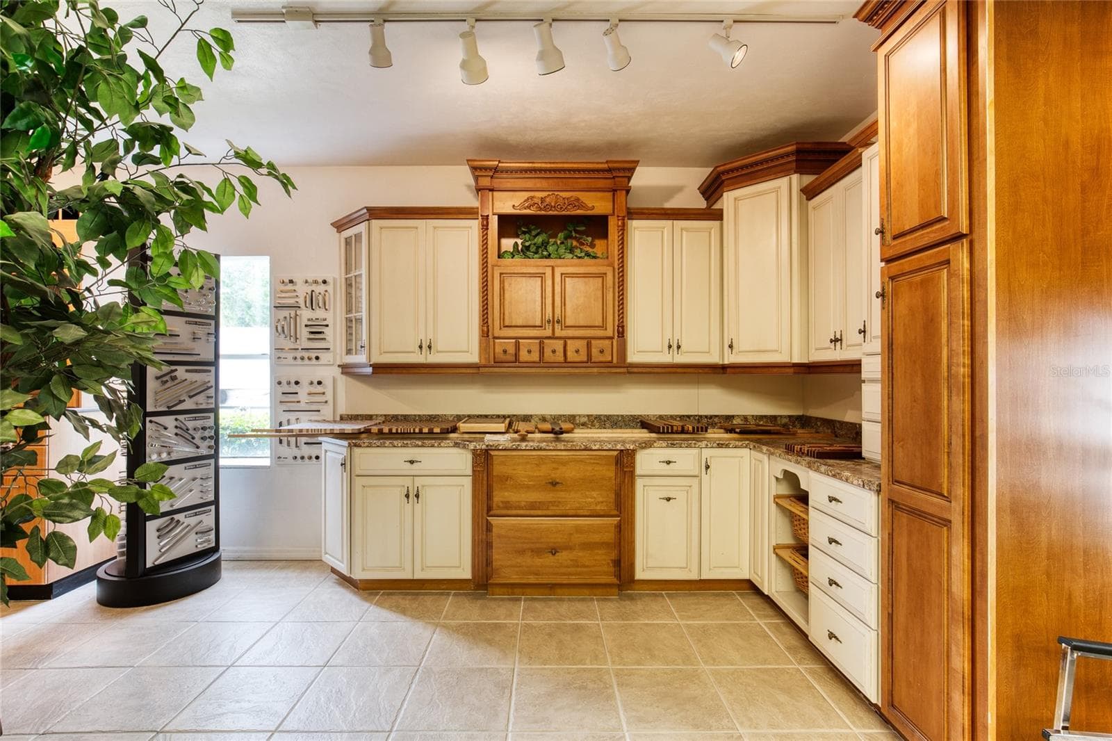 Cabinetry Showroom - 4 & 6 AVIATOR WAY, ORMOND BEACH