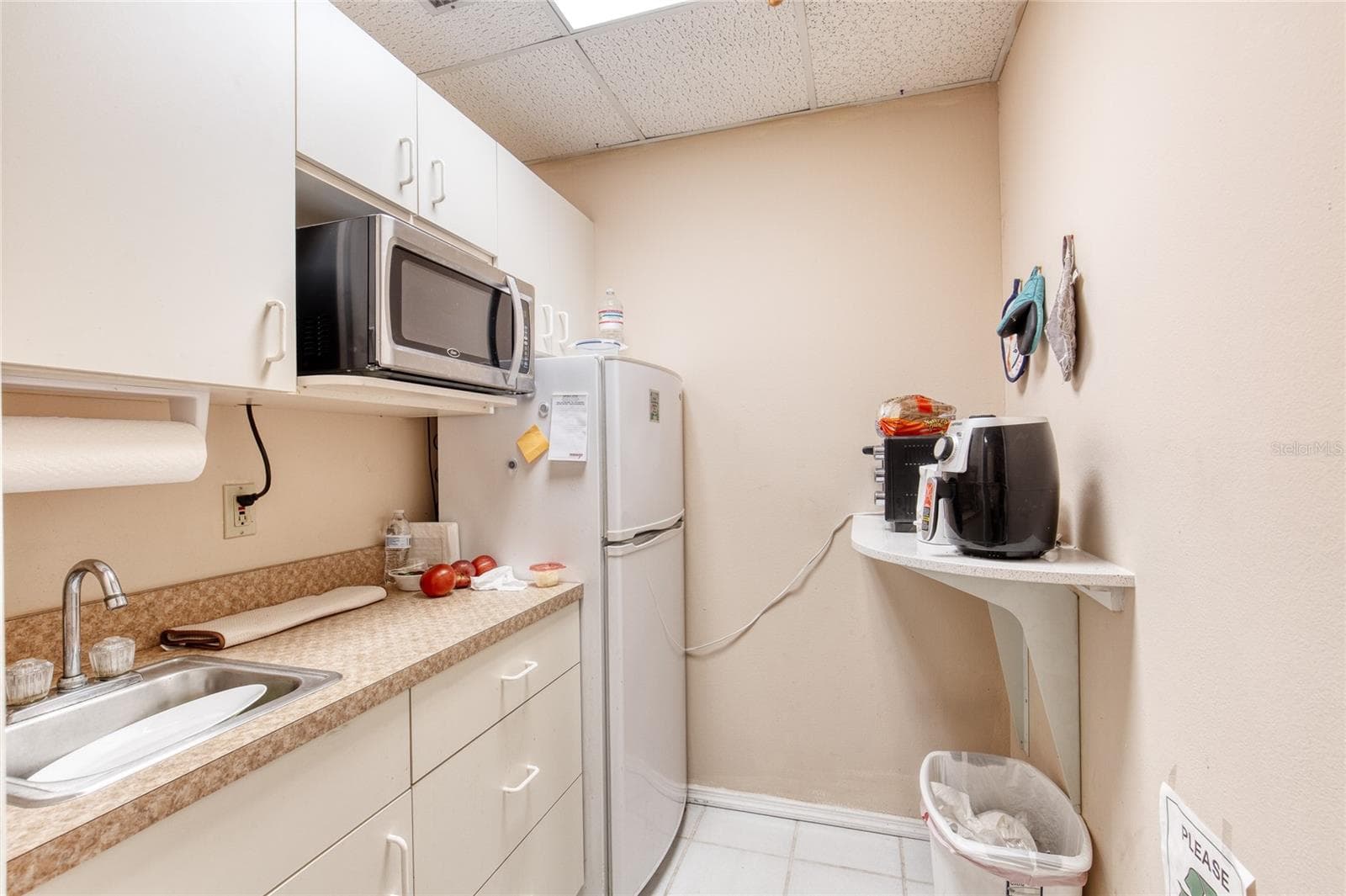 Cabinetry Offices - 4 & 6 AVIATOR WAY, ORMOND BEACH