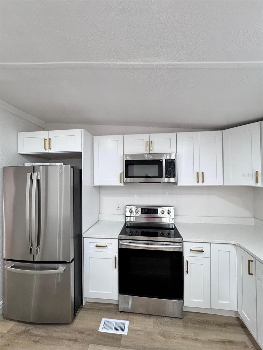 Manufactured Home at 116 2ND ST, DAVENPORT, photo 5 of 36