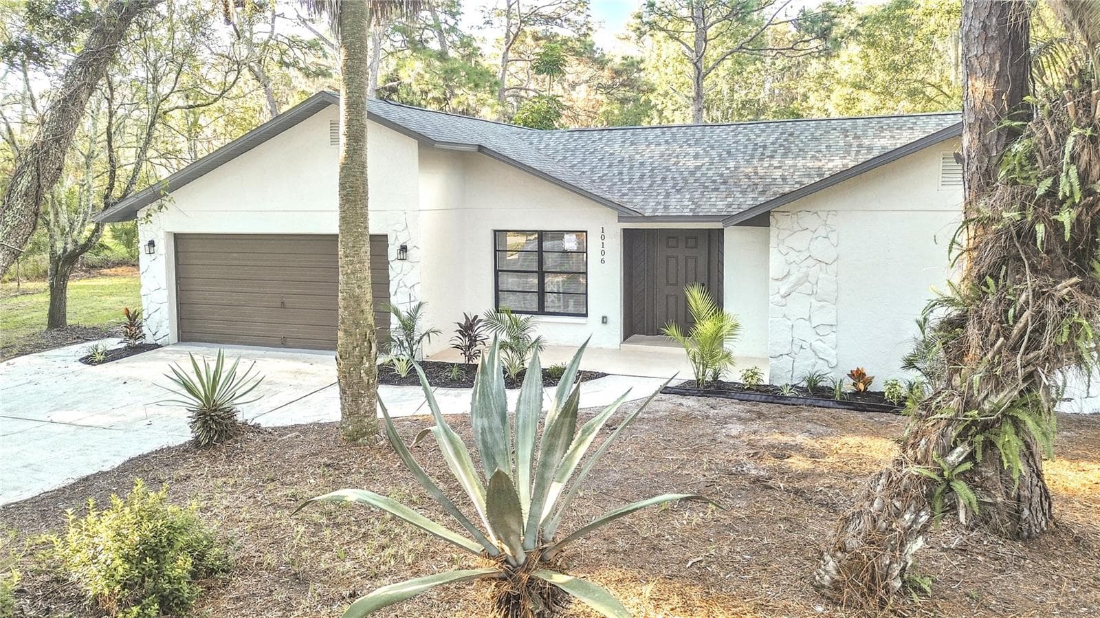 Single Family Residence at 10106 LAKEVIEW DR, NEW PORT RICHEY, photo 2 of 43