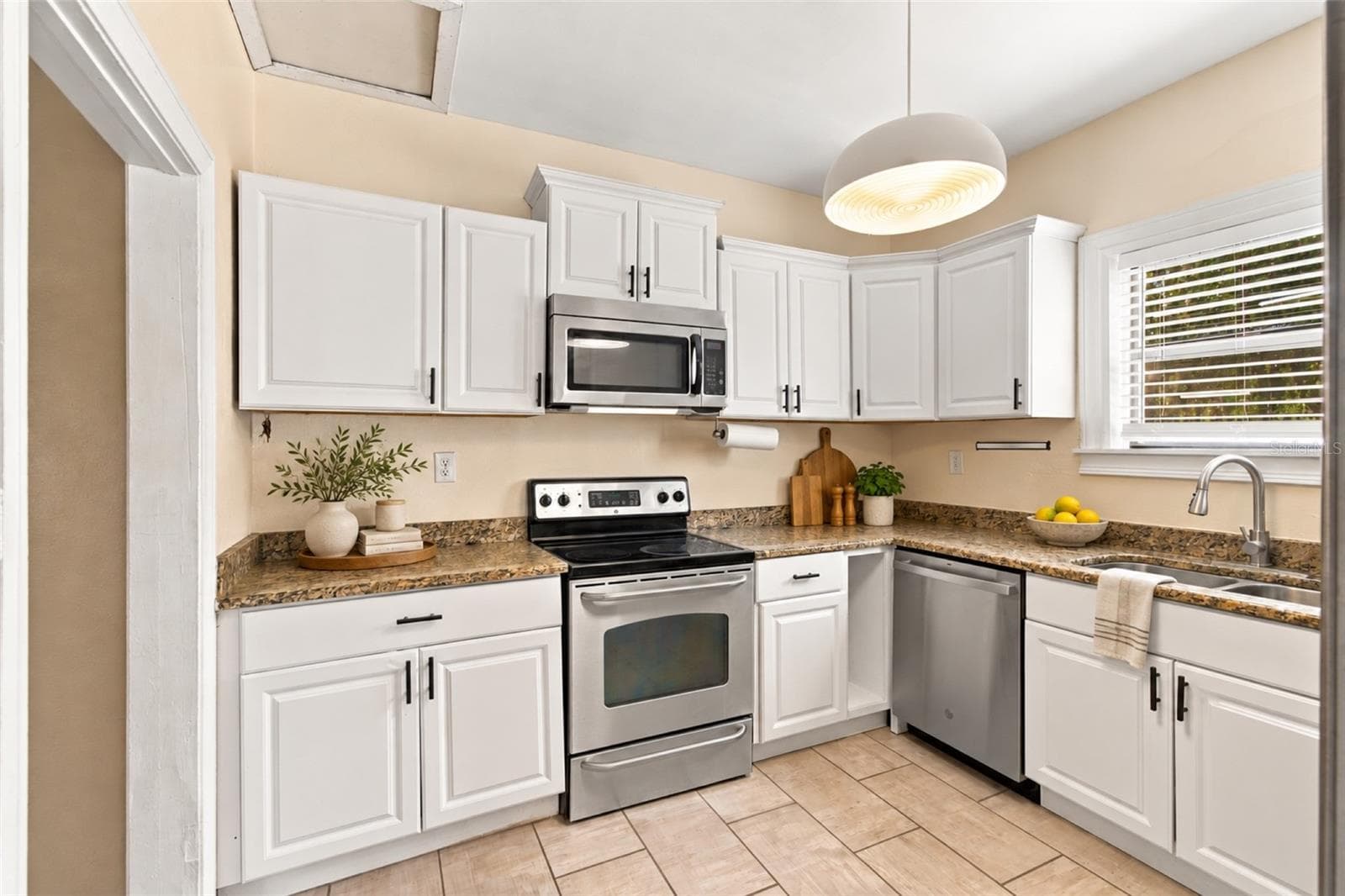 Single Family Residence at 805 E OSBORNE AVE, TAMPA, photo 28 of 45
