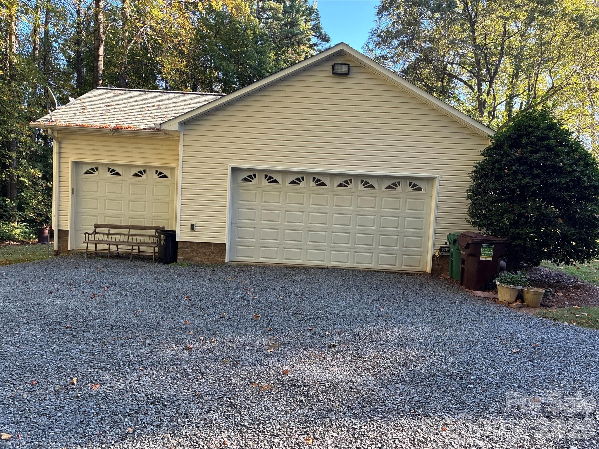 816 ft.² of garage space - 341 S Main Street, New London