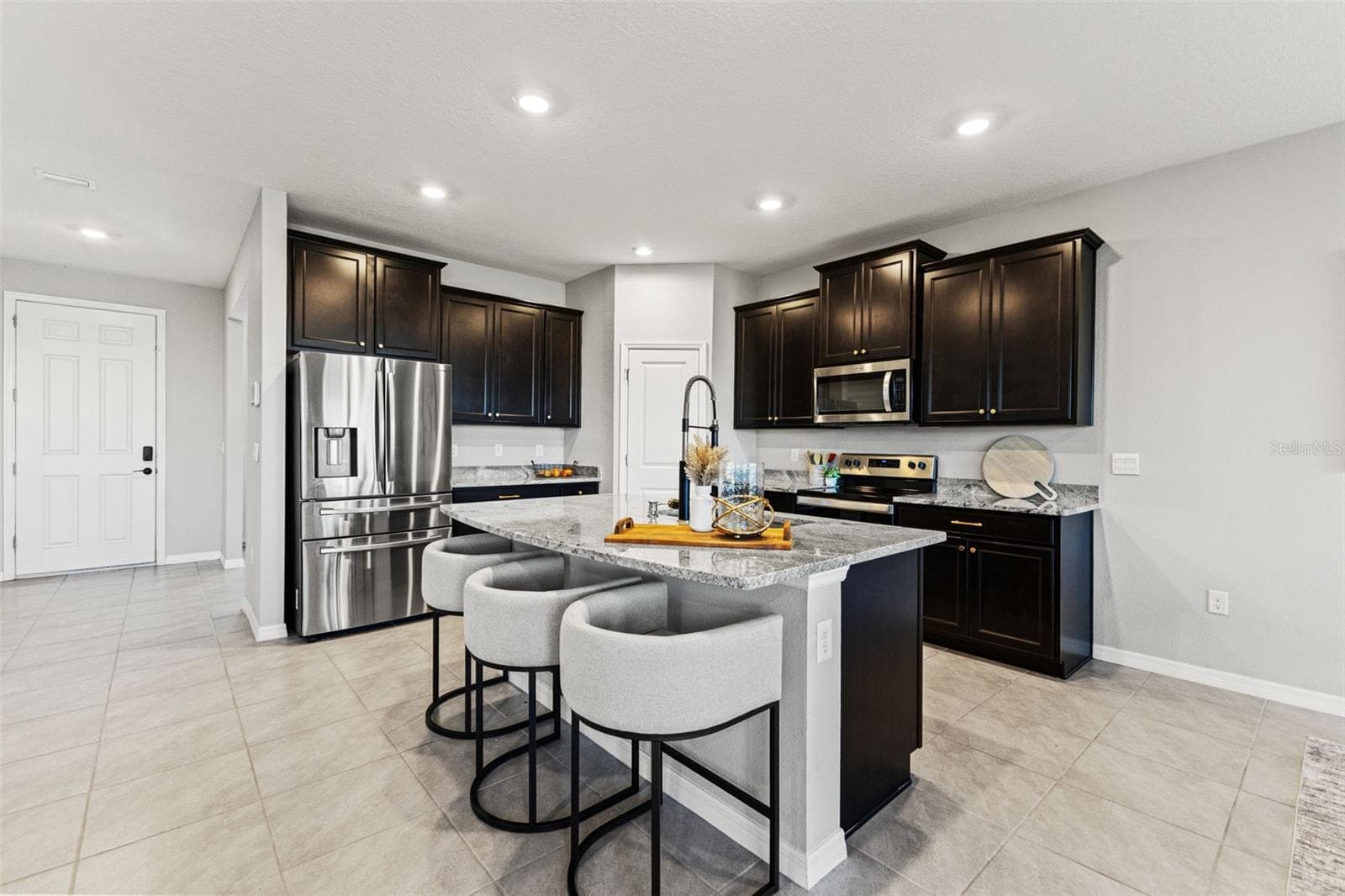 Kitchen and island - 5126 Jackel Chase Dr, Wimauma - 5126 JACKEL CHASE DR, WIMAUMA