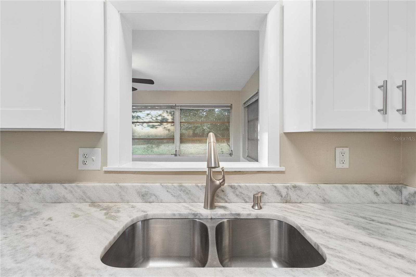 Single Family Residence at 14 S LEE ST, BEVERLY HILLS, photo 8 of 24