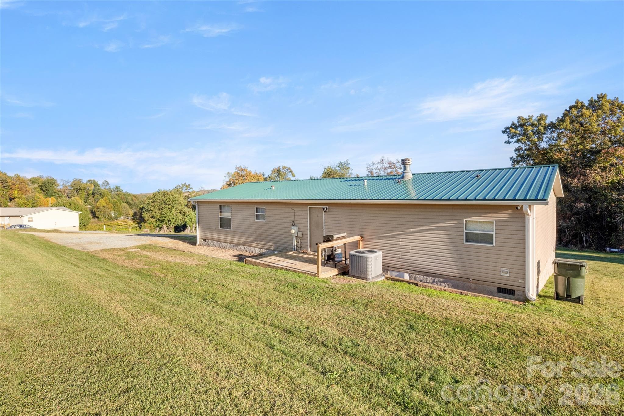 Single Family Residence at 81 Dena Nix Lane, Hendersonville, photo 3 of 26