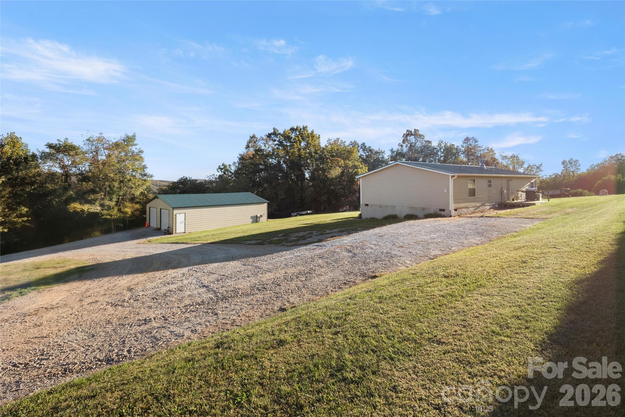 Large Circle Driveway for easy turnaround round of large equipment - 81 Dena Nix Lane, Hendersonville