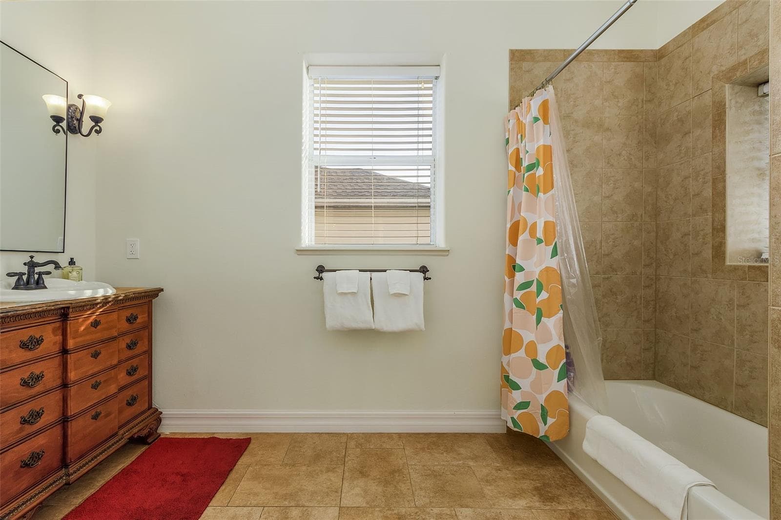 Main floor guest full bath - 197 ALBERT LN, PORT CHARLOTTE