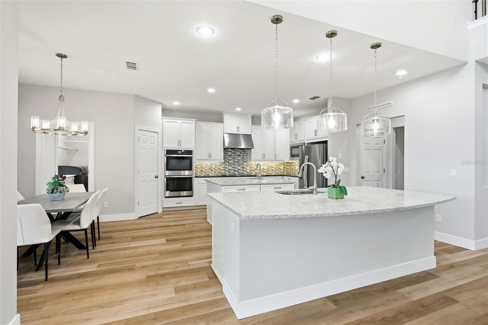 Stunning kitchen featuring built in double ovens, walk-in pantry and beautiful lighting - 1552 MYRTLE OAKS TRL, OVIEDO