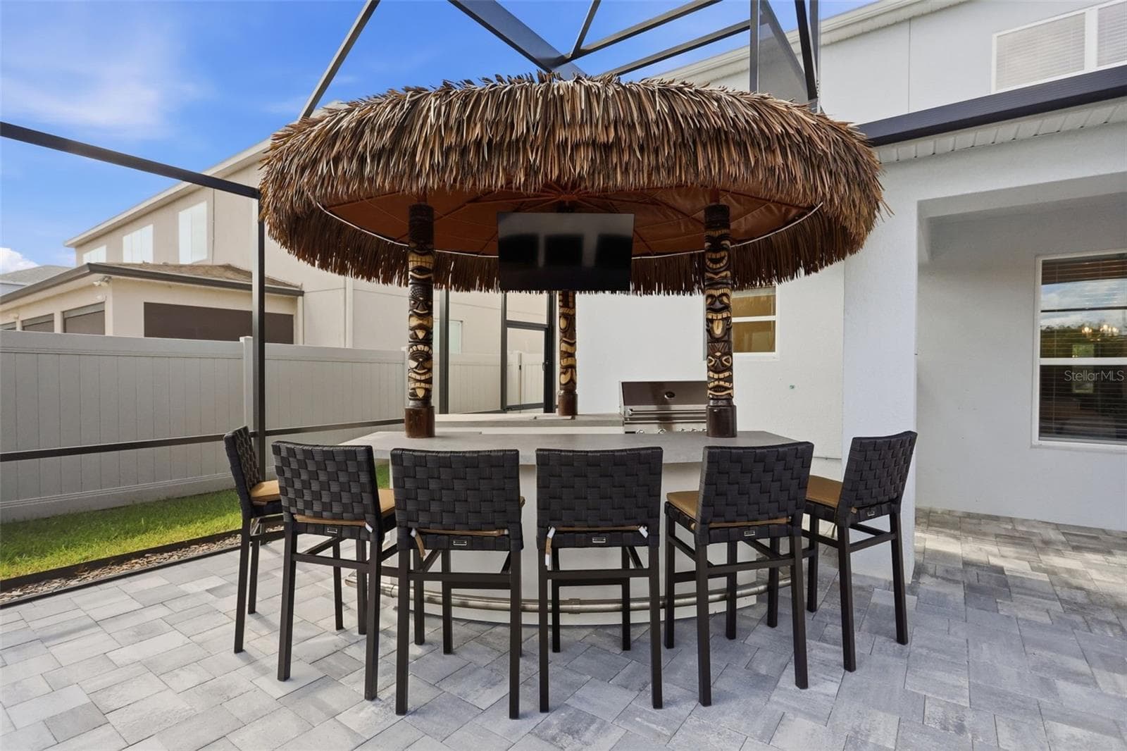 Tiki bar and outdoor kitchen with huge paved patio provides such an amazing entertaining area - 1552 MYRTLE OAKS TRL, OVIEDO