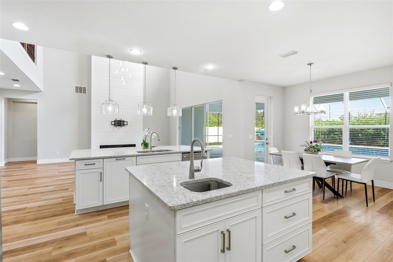 Kitchen open to the living area nd includes two islands and a spacious breakfast nook - 1552 MYRTLE OAKS TRL, OVIEDO