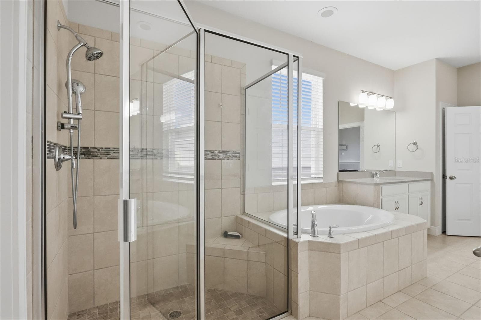 Walk-in Shower and garden tub in the primary bathroom - 1552 MYRTLE OAKS TRL, OVIEDO