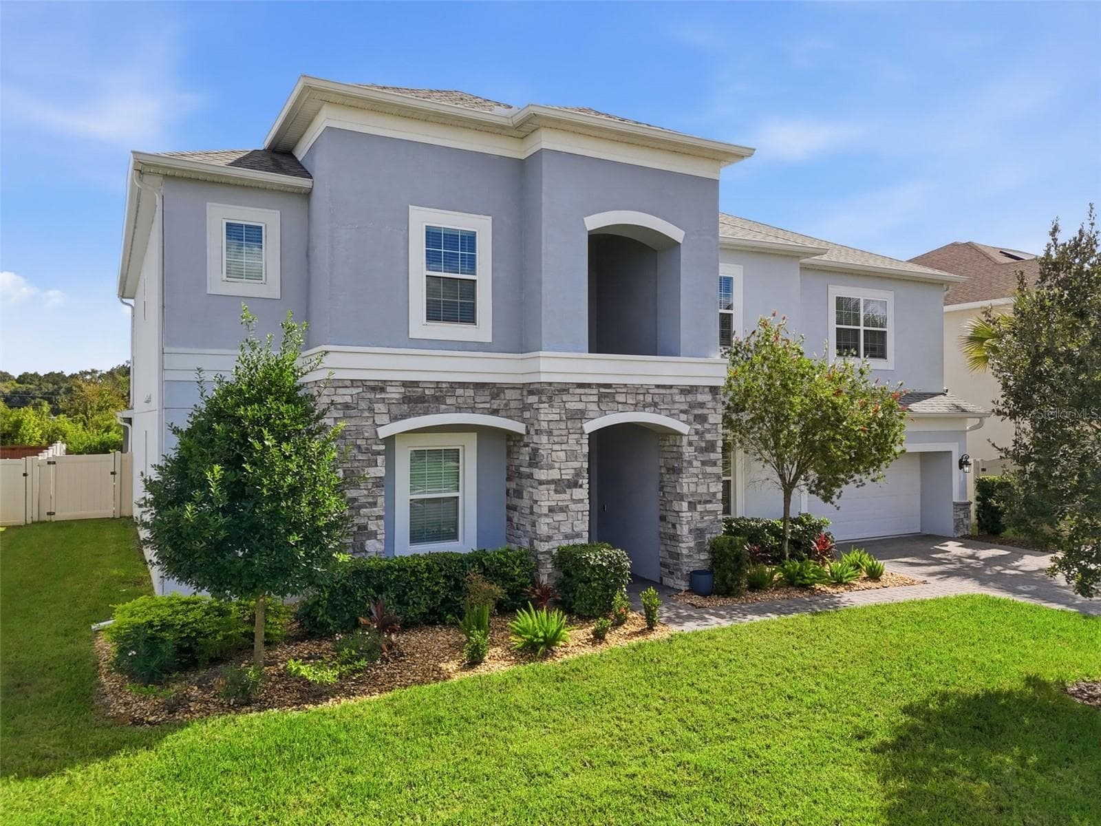 Nicely manicured and landscaped makes for great curb appeal - 1552 MYRTLE OAKS TRL, OVIEDO