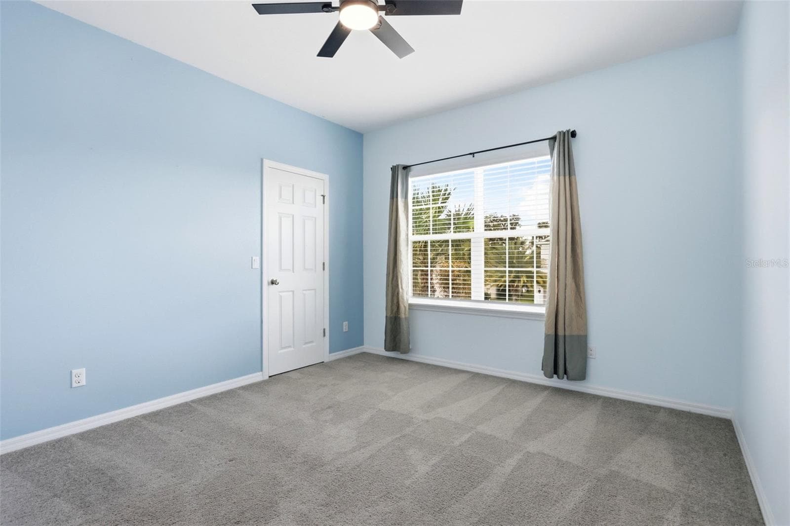 Bedroom 3 with walk in closet - 1552 MYRTLE OAKS TRL, OVIEDO