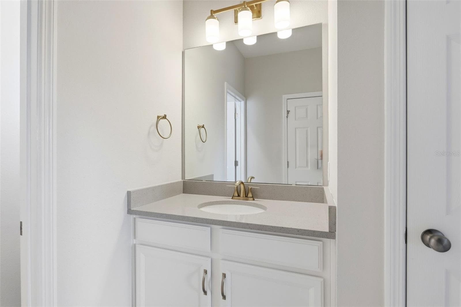 Dressing area outside bedroom 6 - 1552 MYRTLE OAKS TRL, OVIEDO