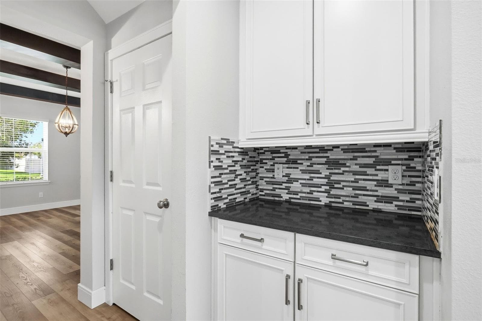 Beverage station between the dining room and kitchen - 1552 MYRTLE OAKS TRL, OVIEDO