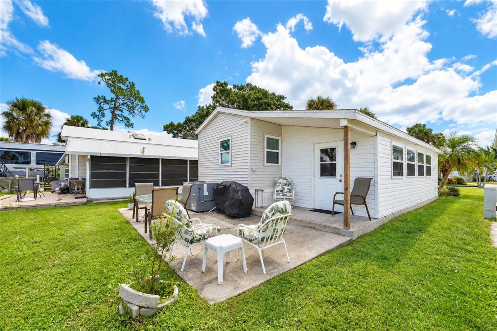 252sf patio area for enjoying outdoor space - 39 CROWN POINT DR, NOKOMIS