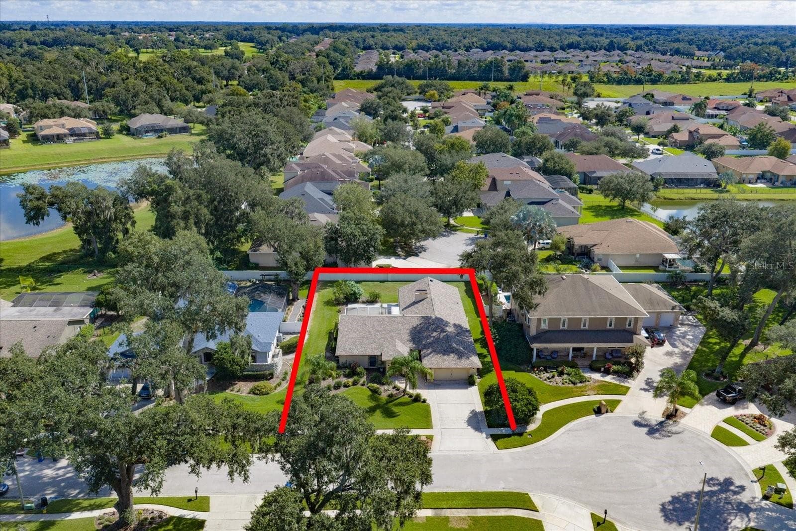 Beautiful Valrico Oaks surrounded by lakes and beautiful estate homes. - 1105 DEER RUN PL, VALRICO
