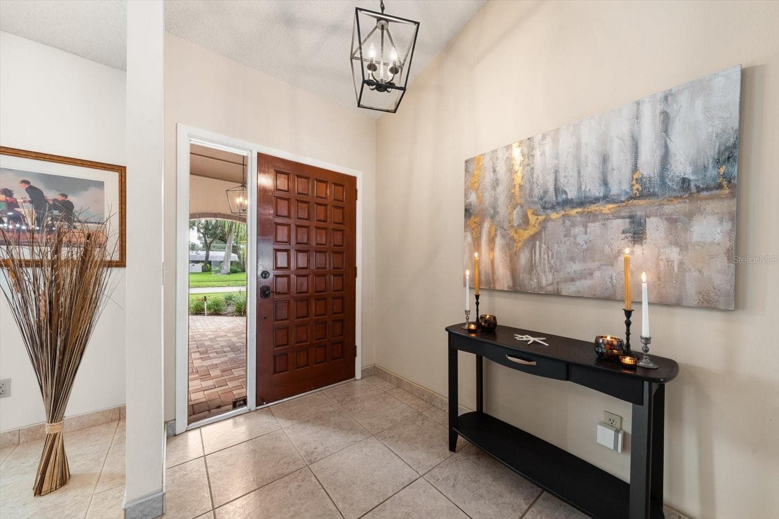 Beautiful soaring ceilings in the entry and formal Leisure and Dining spaces. - 1105 DEER RUN PL, VALRICO