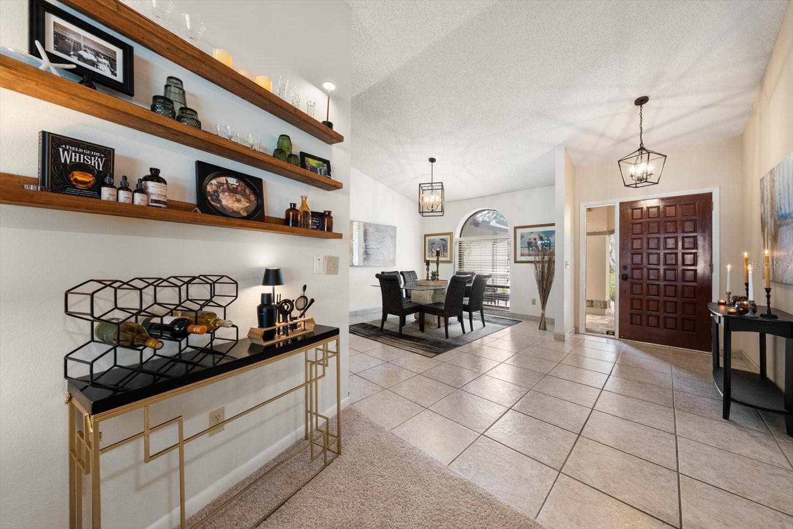 Open and inviting the moment you walk in! - 1105 DEER RUN PL, VALRICO