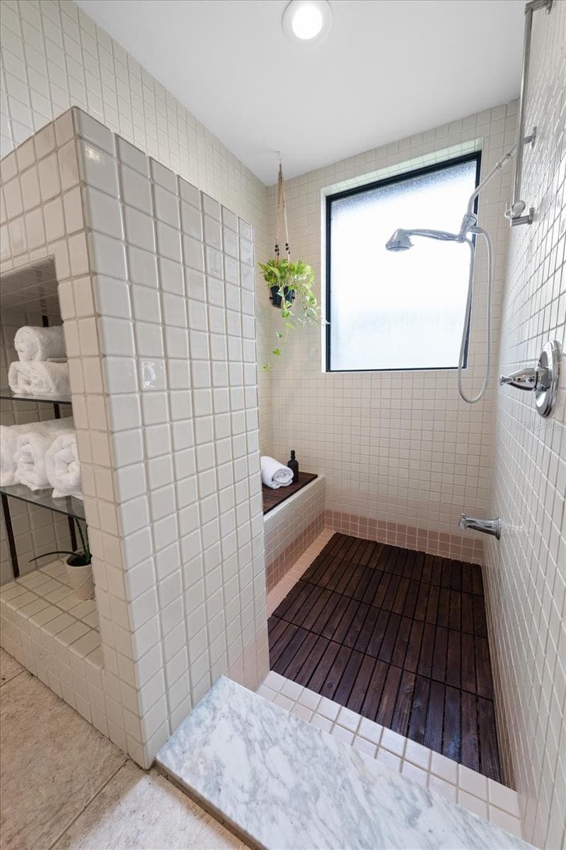 Unique sunken Roman tub - SO FUN! - 1105 DEER RUN PL, VALRICO