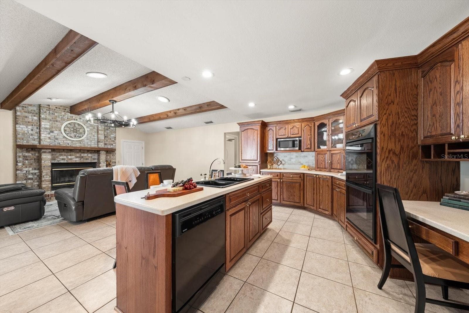 Never miss any of the action from this gourmet kitchen with dual ovens! - 1105 DEER RUN PL, VALRICO