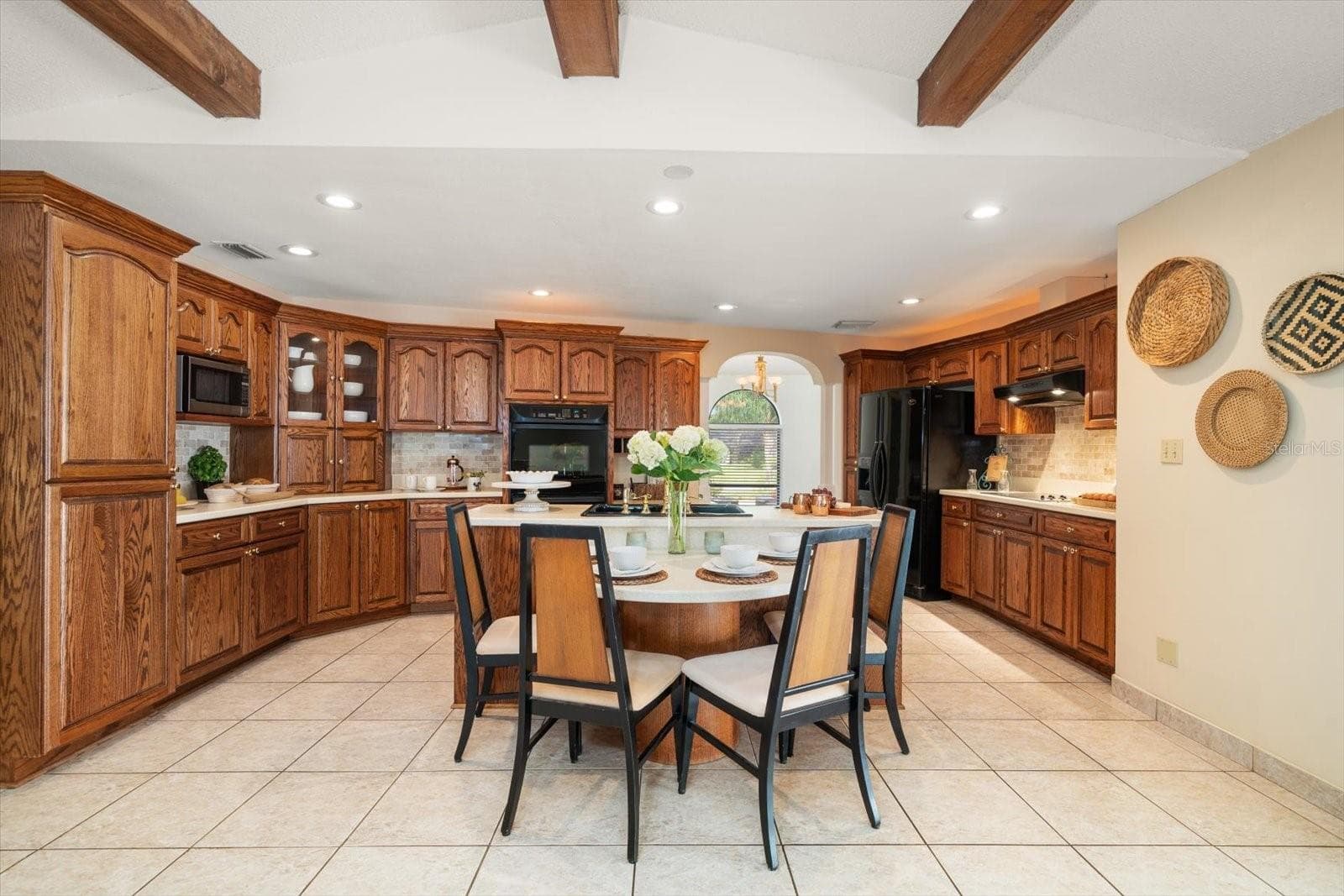 A special moment to sit and visit or perfect place to set up the tailgating party inside! - 1105 DEER RUN PL, VALRICO