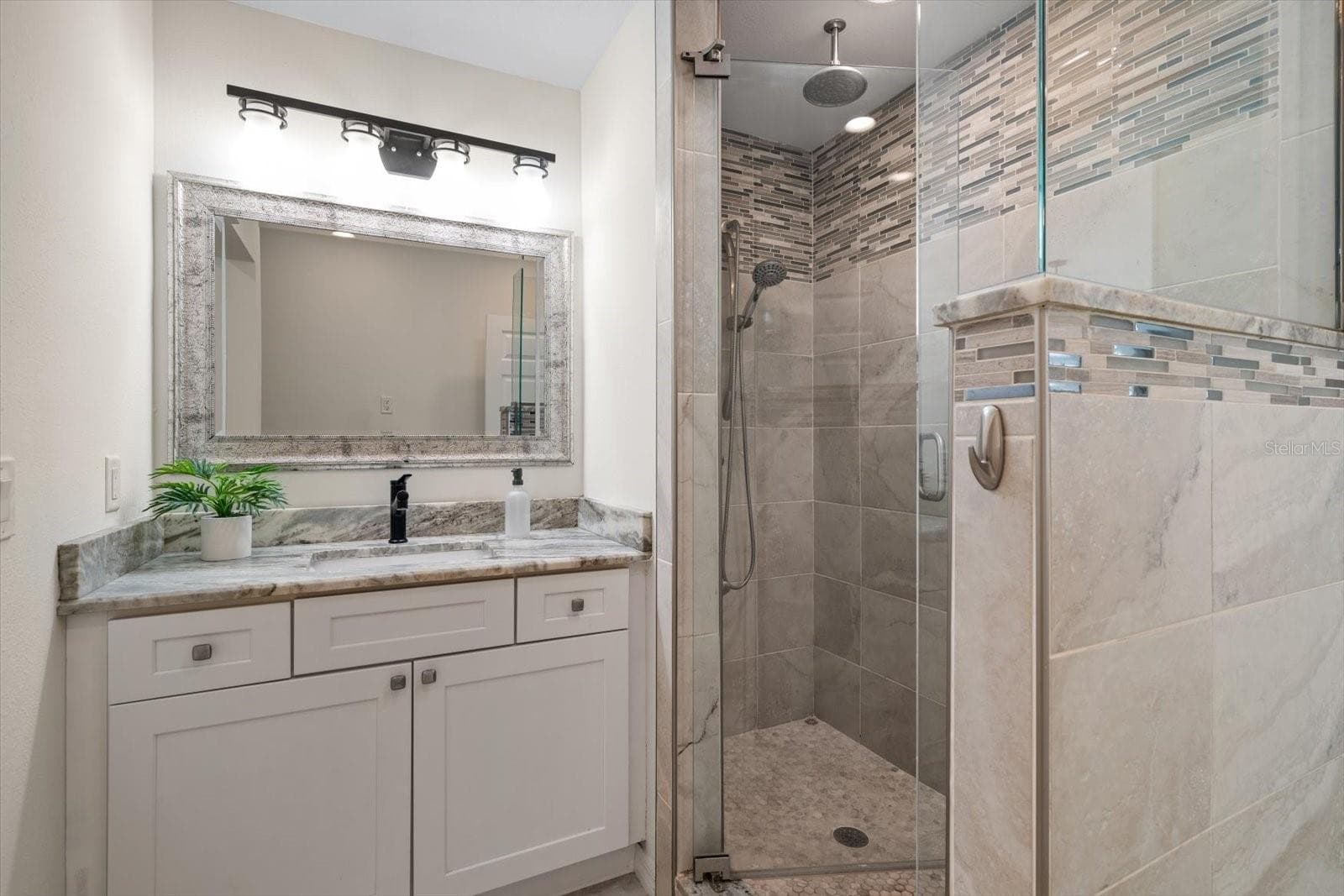 Gorgeous bathroom with walk-in tiled shower and granite countertops. - 1105 DEER RUN PL, VALRICO